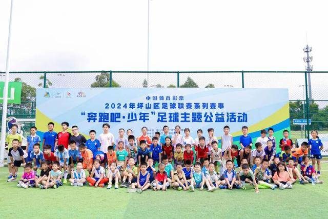 八卦城里，哈萨克族教师带孩子们练太极2026-05-06 09:33:48