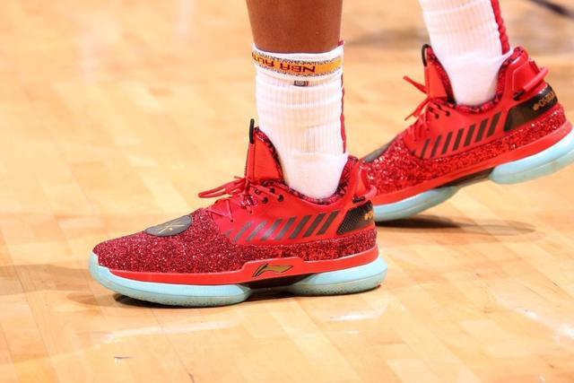 萨林杰22+16吉伦沃特32+8+13 深圳克山东9连胜