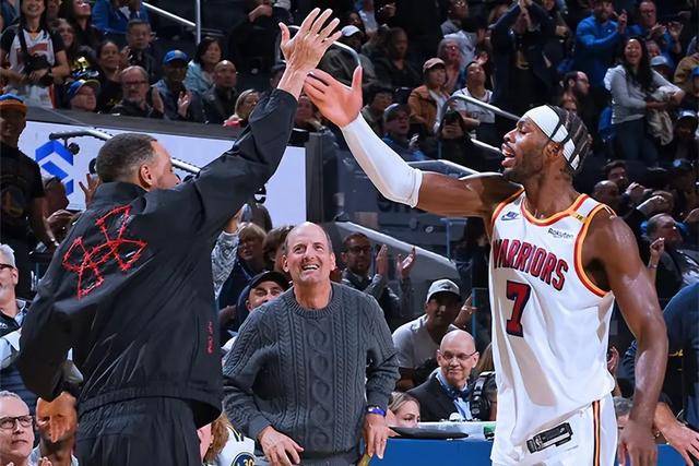 闫鹏飞22+12上海2-1晋级八强 首钢4人被驱逐